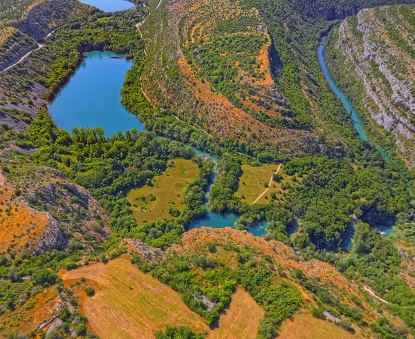 Hırvatistan 'daki Brljan gölünün Krka Nehri kanyonundaki hava manzarası — Stok fotoğraf