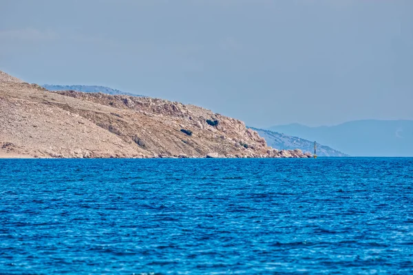 Costa rochosa na ilha Pag, Croácia — Fotografia de Stock