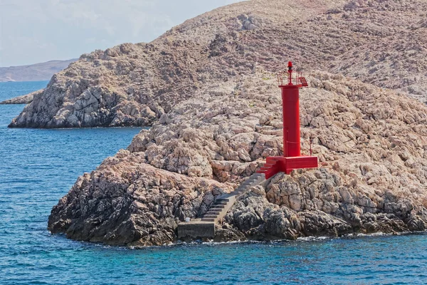 Pag adasından feribotla, kayalık araziyle ayrılıyor. — Stok fotoğraf