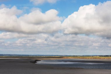 Bulutlar ile güneşli bir günde Magnificant düşük gelgit manzara. Mont-Saint-Michel, Normandiya, Fransa