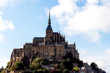 Güneşli bir günde gelgit adasında ünlü Mont Saint-Michel manastırının görünümü