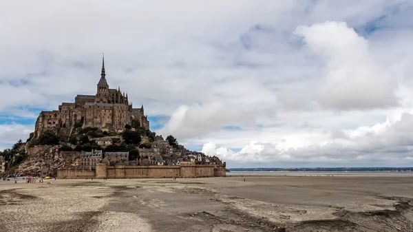 Vista panorámica de la famosa isla mareomotriz de Le Mont Saint-Michel con marea baja —  Fotos de Stock