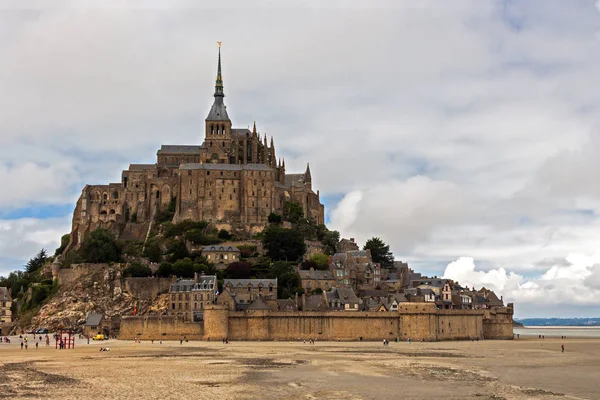 Vista de la famosa abadía del Mont Saint-Michel en la isla de las mareas —  Fotos de Stock