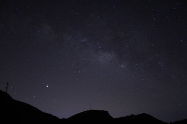 Jüpiter ve Satürn ile ufukta görünen Samanyolu.