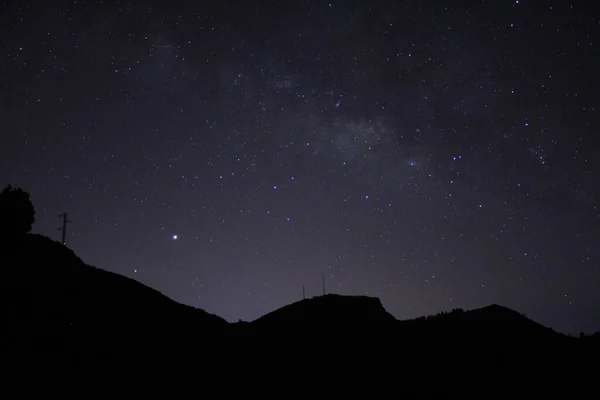 Jüpiter ve Satürn ile ufukta görünen Samanyolu.