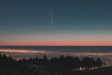 Bulutların üzerindeki C / 2020 F3 (NEOWISE) kuyruklu yıldızının görüntüsü
