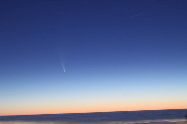 Bulutların üzerindeki C / 2020 F3 (NEOWISE) kuyruklu yıldızının görüntüsü