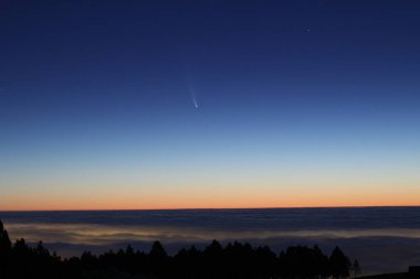 Bulutların üzerindeki C / 2020 F3 (NEOWISE) kuyruklu yıldızının görüntüsü