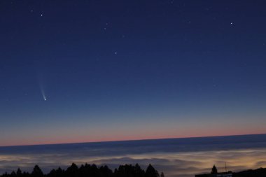 Bulutların üzerindeki C / 2020 F3 (NEOWISE) kuyruklu yıldızının görüntüsü