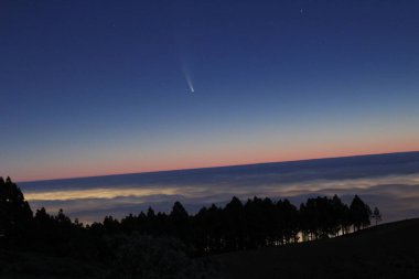 Bulutların üzerindeki C / 2020 F3 (NEOWISE) kuyruklu yıldızının görüntüsü