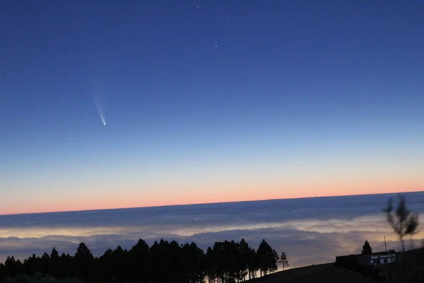 Bulutların üzerindeki C / 2020 F3 (NEOWISE) kuyruklu yıldızının görüntüsü