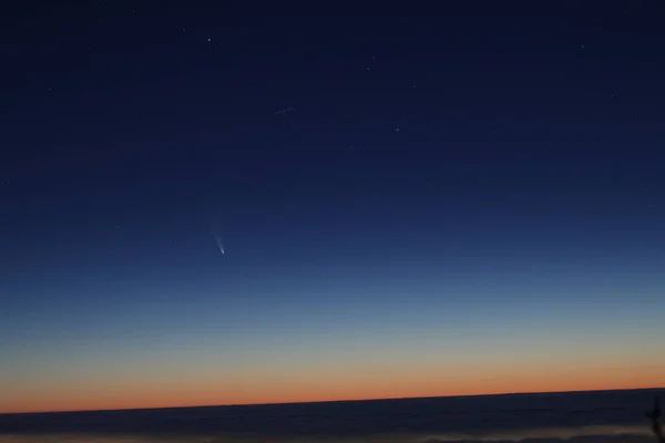 Vista Cometa 2020 Neowise Acima Das Nuvens Fotos De Bancos De Imagens