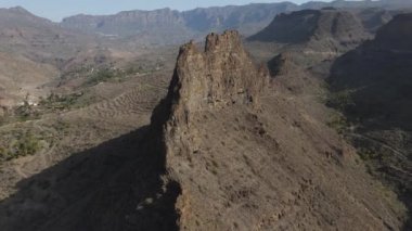 Büyük Kanarya Adası 'ndaki heybetli, derin kanyona bakın.
