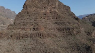 Büyük Kanarya Adası 'ndaki heybetli, derin kanyona bakın.