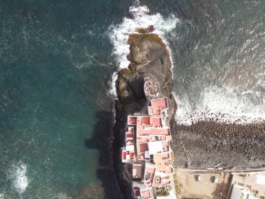 Gran Kanarya adasının kuzey kıyısında kayalık bir sahil manzarası