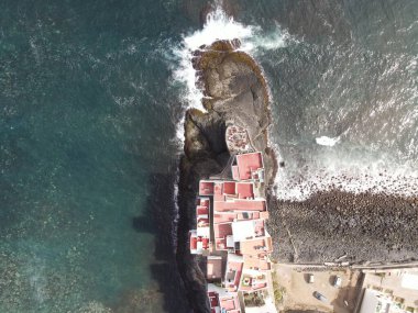 Gran Kanarya adasının kuzey kıyısında kayalık bir sahil manzarası