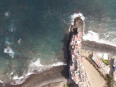 Gran Kanarya adasının kuzey kıyısında kayalık bir sahil manzarası