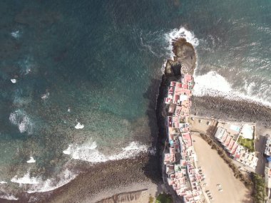 Gran Kanarya adasının kuzey kıyısında kayalık bir sahil manzarası