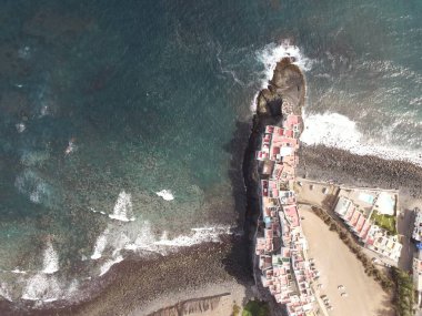 Gran Kanarya adasının kuzey kıyısında kayalık bir sahil manzarası