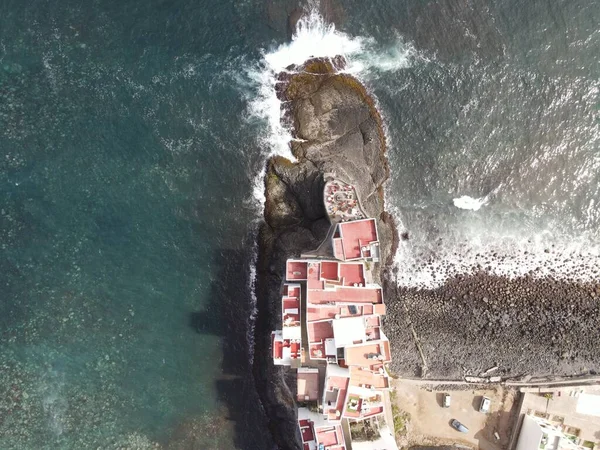 Gran Kanarya adasının kuzey kıyısında kayalık bir sahil manzarası