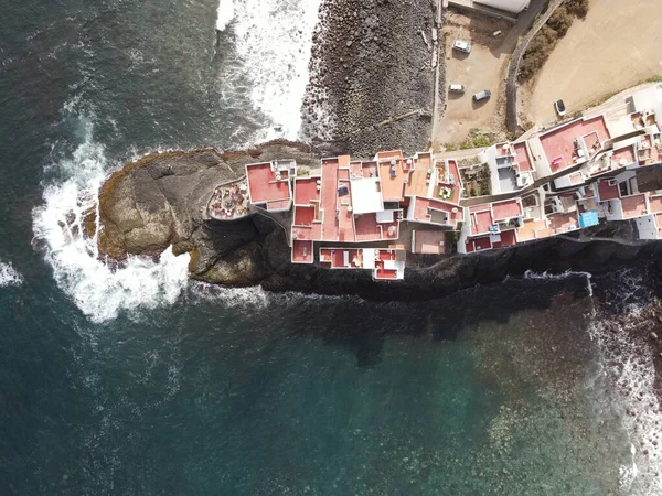 Gran Kanarya adasının kuzey kıyısında kayalık bir sahil manzarası