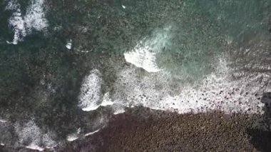 Gran Kanarya adasının kuzey kıyısında kayalık bir sahil manzarası