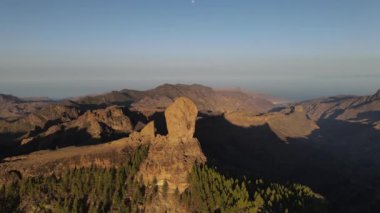 Roque Nublo 'nun doğal anıtının havadan görünüşü