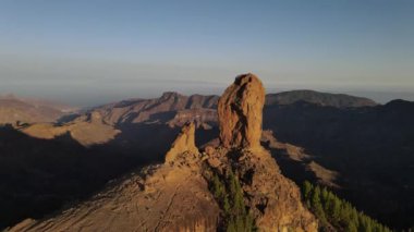 Roque Nublo 'nun doğal anıtının havadan görünüşü