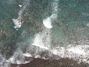 Gran Kanarya adasının kuzey kıyısında kayalık bir sahil manzarası