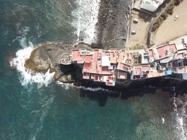 Gran Kanarya adasının kuzey kıyısında kayalık bir sahil manzarası