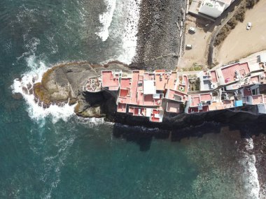 Gran Kanarya adasının kuzey kıyısında kayalık bir sahil manzarası