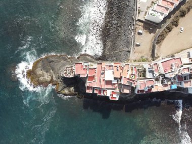 Gran Kanarya adasının kuzey kıyısında kayalık bir sahil manzarası