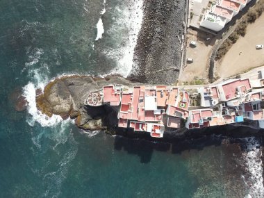 Gran Kanarya adasının kuzey kıyısında kayalık bir sahil manzarası