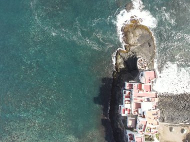 Gran Kanarya adasının kuzey kıyısında kayalık bir sahil manzarası