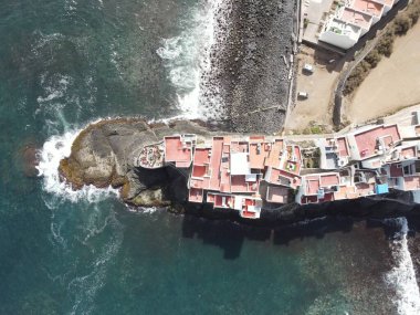 Gran Kanarya adasının kuzey kıyısında kayalık bir sahil manzarası