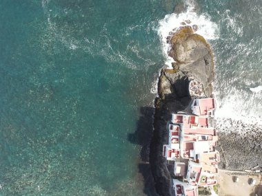 Gran Kanarya adasının kuzey kıyısında kayalık bir sahil manzarası