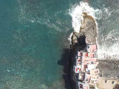 Gran Kanarya adasının kuzey kıyısında kayalık bir sahil manzarası