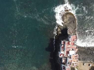 Gran Kanarya adasının kuzey kıyısında kayalık bir sahil manzarası