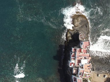 Gran Kanarya adasının kuzey kıyısında kayalık bir sahil manzarası