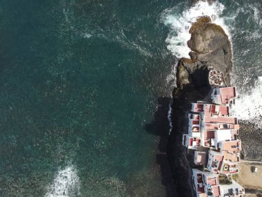 Gran Kanarya adasının kuzey kıyısında kayalık bir sahil manzarası