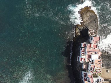 Gran Kanarya adasının kuzey kıyısında kayalık bir sahil manzarası