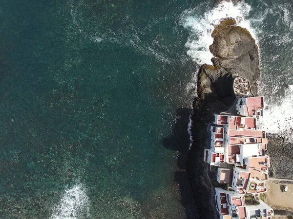 Gran Kanarya adasının kuzey kıyısında kayalık bir sahil manzarası