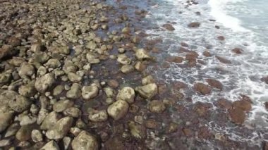 Gran Kanarya adasının kuzey kıyısında kayalık bir sahil manzarası