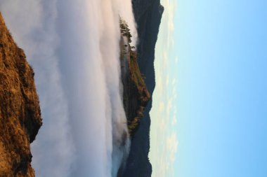 Sabahları bulutlar denizi manzarası