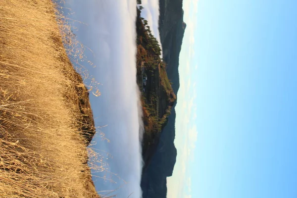 Sabahları bulutlar denizi manzarası