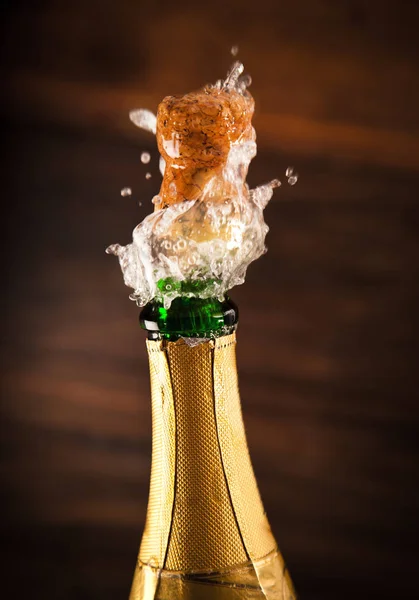 Champagner-Explosion - Feier Neujahr — Stockfoto