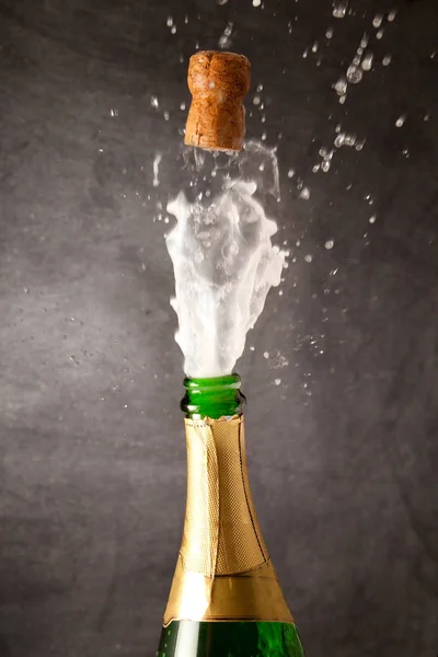 Champagner-Explosion - Feier Neujahr — Stockfoto