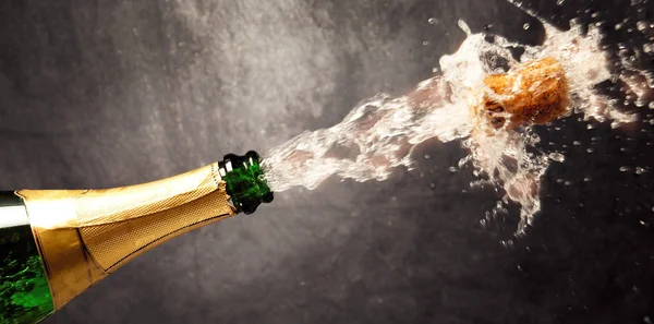 Champagne explosie - viering Nieuwjaar — Stockfoto