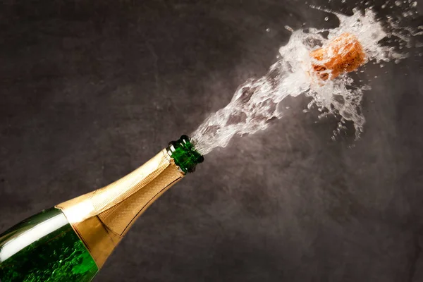 Champagner-Explosion - Feier Neujahr — Stockfoto