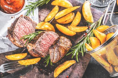 Ketçap ve patates, üstten görünüm ile lezzetli sığır eti biftek